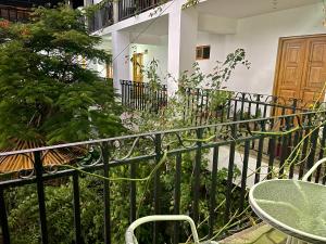 balcón con mesa, sillas y plantas en El Oasis de Dorita en Caraz