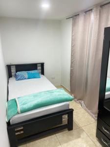 ein Schlafzimmer mit einem Bett und einem TV in der Unterkunft Apartamento Guarne in Guarne