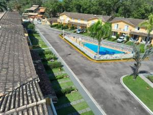 - une vue aérienne sur une maison avec une piscine dans l'établissement VILLAGIO CHARMOSO NA PRAIA DA MOCOCA, à Caraguatatuba