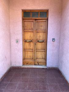 una porta in legno nell'angolo di un edificio di Casa Rodella -SUITE- San Sisto Perugia a Perugia