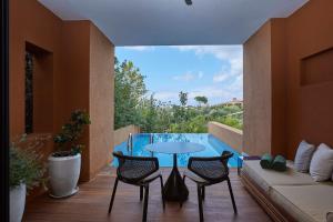 Bazén v ubytování The Romanos, a Luxury Collection Resort, Costa Navarino nebo v jeho okolí