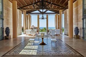 Posezení v ubytování The Romanos, a Luxury Collection Resort, Costa Navarino