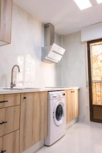 a kitchen with a washing machine and a sink at LA CASA DEL ORO in Zamora