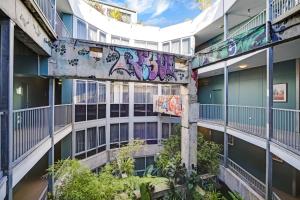ein Apartmenthaus mit nebenstehendem Graffiti in der Unterkunft The Urban Newtown in Sydney