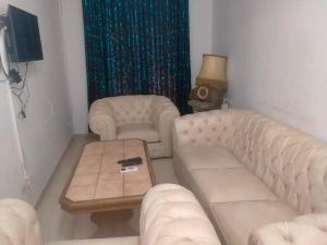 a living room with two white couches and a coffee table at Appartement meublé centre ville de Tunis in Tunis