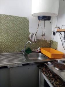 Η κουζίνα ή μικρή κουζίνα στο Appartement meublé centre ville de Tunis