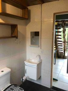 ein Bad mit einem Waschbecken und einem WC in der Unterkunft Casa Azul da Cor do Mar in Paraty