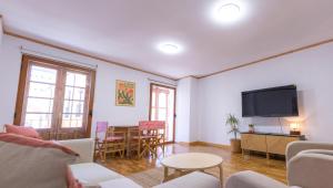 a living room with a couch and a tv at LA CASA DEL ORO in Zamora