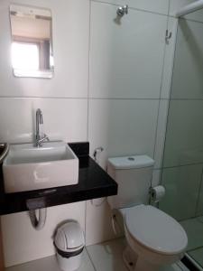 y baño con aseo, lavabo y ducha. en Suite 100m da praia de Porto de Galinhas, en Porto de Galinhas