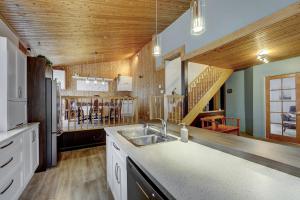 a kitchen with a sink and a counter top at L'Ancestrale en beauté dans le coeur de St-Raymond in Saint-Raymond