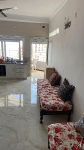 ein Wohnzimmer mit einem Sofa und einem Tisch in der Unterkunft Mon rêve in Douar Chaïb Rasso