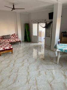 una gran sala de estar con suelo de mármol y techo. en Mon rêve, en Douar Chaïb Rasso
