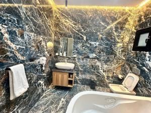 ルクソールにあるFarida Habu Palace Hotelの大理石のバスルーム(洗面台、トイレ付)