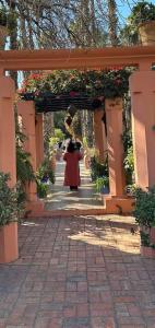 two people standing under an arch with flowers at Les 2 palmiers in Kouba