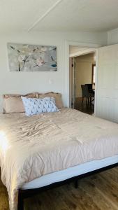 מיטה או מיטות בחדר ב-Tranquil Coastal Escape