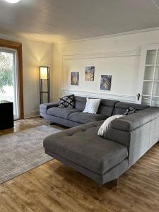 sala de estar con 2 sofás y sofá en Tranquil Coastal Escape en Port Stanley