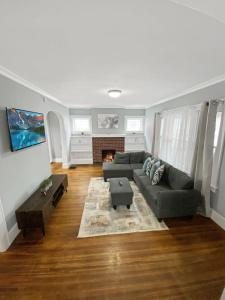 ロチェスターにあるLux 3BR, Steps from Airport, U of R & Grocery Storesのソファと暖炉のあるリビングルーム