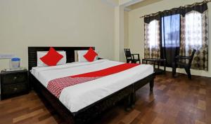 Un dormitorio con una cama grande con diamantes rojos. en The Regency by Boho Stays en Shimla