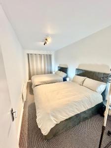 a bedroom with two beds in a room at Cosy 3 Bed Apartment,Free Parking in Birmingham in Birmingham