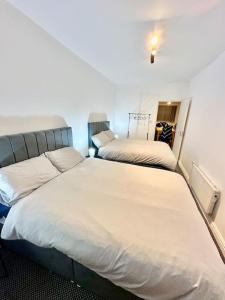a room with two beds in a room at Cosy 3 Bed Apartment,Free Parking in Birmingham in Birmingham