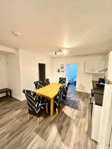 a kitchen and dining room with a table and chairs at Cosy 3 Bed Apartment,Free Parking in Birmingham in Birmingham