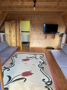 ein Wohnzimmer mit einem Teppich auf dem Boden in der Unterkunft Lindja e Diellit in Bulqizë