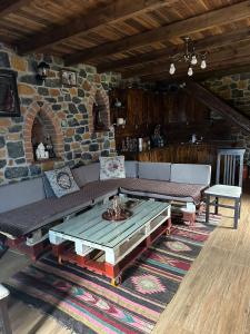 ein Wohnzimmer mit einem Sofa und einem Couchtisch in der Unterkunft Lindja e Diellit in Bulqizë