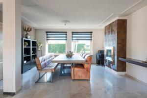 uma sala de estar com uma mesa de jantar e cadeiras em House Xxl Free Parking 3 Bedrooms em Tilburg