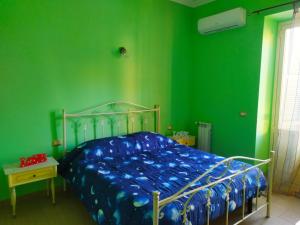 1 dormitorio con 1 cama en una pared verde en Vatican Trastevere house Rome en Roma