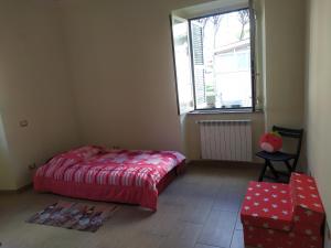 1 dormitorio con 1 cama, 1 silla y 1 ventana en Vatican Trastevere house Rome en Roma