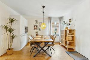 eine Küche und ein Esszimmer mit einem Tisch und Stühlen in der Unterkunft Luxus Apartment Lüdinghausen in Lüdinghausen