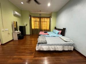 a bedroom with a bed and a wooden floor at Casa Lily Residence IM8 in Kuantan