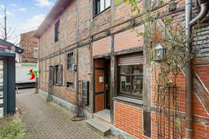 a brick building with a door on a street at Gemütliche Fachwerkwohnung Zentrum Lüdinghausen in Lüdinghausen