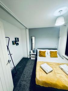 a hotel room with a bed and a lamp at *Newcastle City* Modern 2 Bedroom House in Newcastle upon Tyne