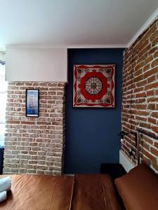 ein Zimmer mit einer Ziegelwand und einem Bild an der Wand in der Unterkunft 9 Doors in Tbilisi City