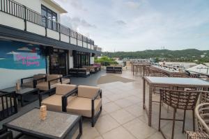 eine Terrasse mit Tischen und Stühlen auf einem Gebäude in der Unterkunft Bloom Boracay in Boracay