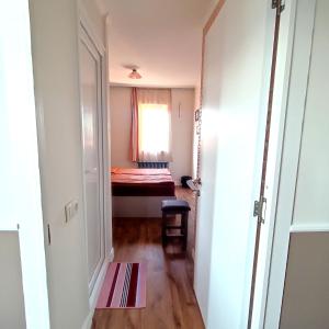 Kleines Zimmer mit einem Bett und einem Fenster in der Unterkunft 9 Doors in Tbilisi City