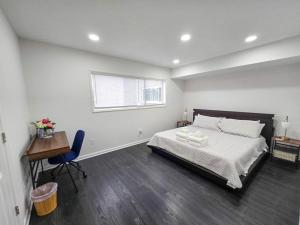 Llit o llits en una habitació de Luxury 2 Bedroom condo, sleeps up to 6!