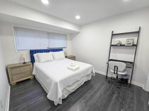 sypialnia z łóżkiem, biurkiem i krzesłem w obiekcie Luxury 2 Bedroom condo, sleeps up to 6! w mieście Annandale