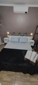 una camera da letto con un letto e due asciugamani di Apto Essepê! Expo Center Norte, Rodoviaria Tiete e Brás Vautier a San Paolo