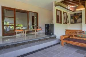a living room with a bench and a table at Sari Bamboo Villas in Ubud