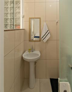 W łazience znajduje się umywalka i lustro. w obiekcie Flats Ledy w mieście Cairu