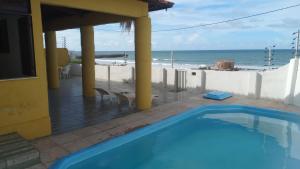 a swimming pool with a view of the ocean at Casa Beira Mar - Praia Icaraí - CE in Caucaia