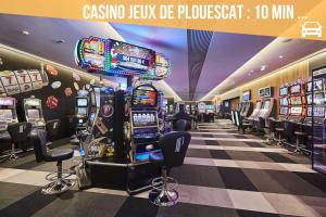 un vestíbulo de casino con muchas máquinas tragaperras y máquinas tragaperras en Le Loft du Dolmen Clara, entre terre et mer, en Plounévez-Lochrist