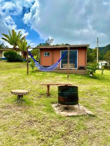 A garden outside Refugio Aventura, romántico glamping montañero