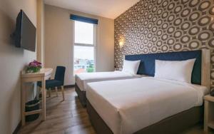Postel nebo postele na pokoji v ubytování Hotel 88 Kedungsari - Kedungdoro By WH