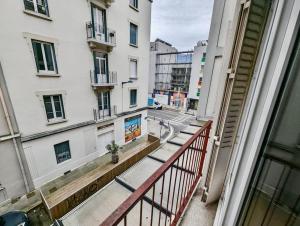 Elle comprend un balcon offrant une vue sur une rue de la ville. dans l'établissement Superbe Chambre - Calme & Propre, à Grenoble