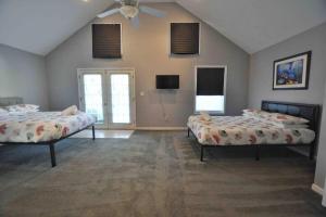 Un pat sau paturi într-o cameră la Housepitality - The Green Leaf House -Location