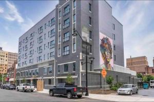un gran edificio con un mural en el lateral en Spacious Suite with Free parking in Downtown, 3 beds, Dining for 6, kitchen in Apt, washer and dryer in Apt, 15 min to Airport en Newark