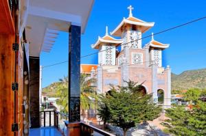 uma igreja com uma torre de relógio em cima em Nybipu Homestay em Phan Rang